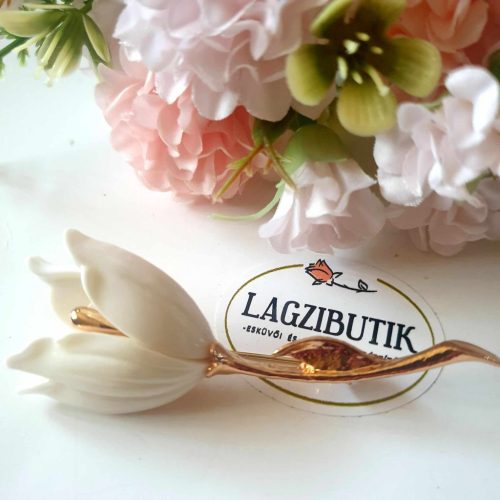 Fehér liliom bross, kitűző.