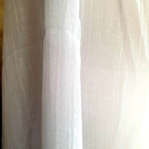 Fehér, törtfehér stóla, kendő, gyűrt anyagból.