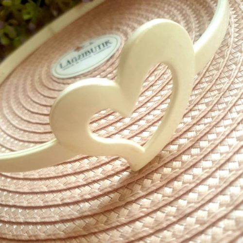 Fehér, szíves műanyag hajpánt.