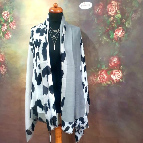 Fehér-szürke, felemás stóla.