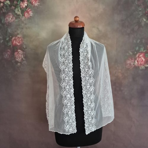 Fehér tüll, hímzett szélű stóla, kendő.