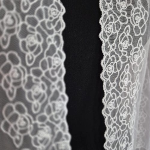 Fehér tüll, hímzett szélű stóla, kendő.