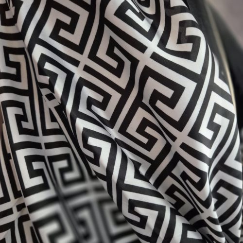 Fekete-bézs, görög mintás szatén stóla.