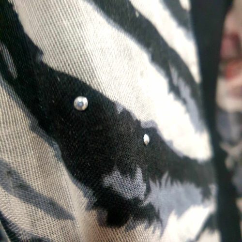 Fekete-fehér állatmintás stóla szegecsekkel.