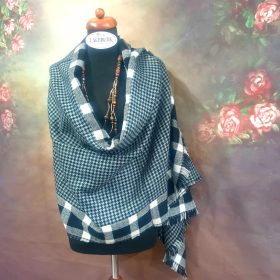 Tyúklábmintás, fekete-fehér kockás vastag stóla, sál.