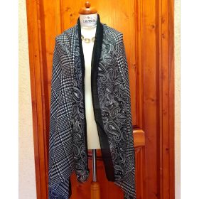 Fekete-fehér tyúkláb mintás stóla, kendő.