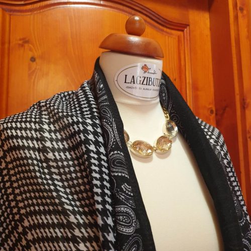 Fekete-fehér tyúkláb mintás stóla, kendő.