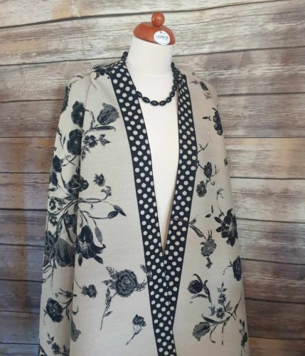 Alkalmi stóla, fekete-krémszínű, kétoldalas, virágmintás.