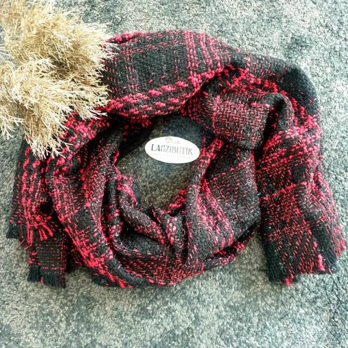 Fekete-piros kockás, vastag sál, vállkendő.