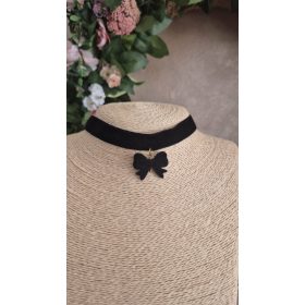 Fekete bársony choker nyaklánc masni medállal.