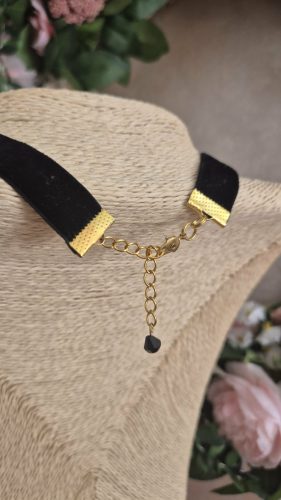 Fekete bársony choker nyaklánc masni medállal.