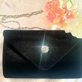   Fekete, franciabársony kézitáska, strasszos ékszergomb záródással.