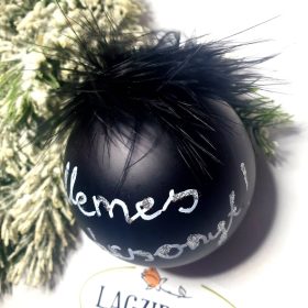   Fekete tollas karácsonyi gömb, függődísz, karácsonyfadísz, felirattal.