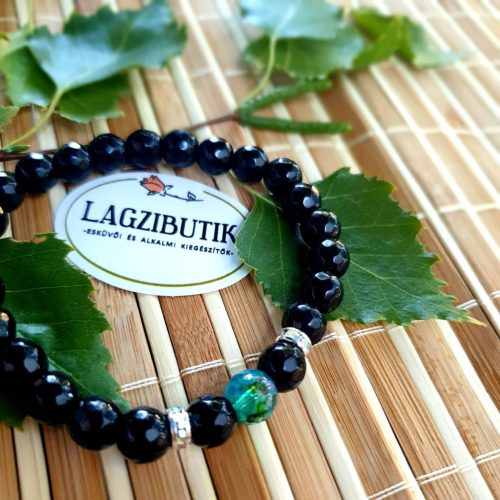 Fekete jáde ásványkarkötő, zöld achát díszítéssel.