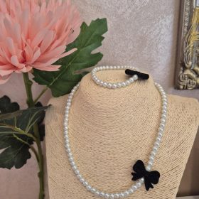 Fekete masnis fehér gyöngy nyaklánc-karkötő szett.
