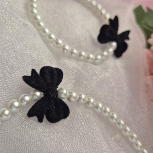 Fekete masnis fehér gyöngy nyaklánc-karkötő szett.