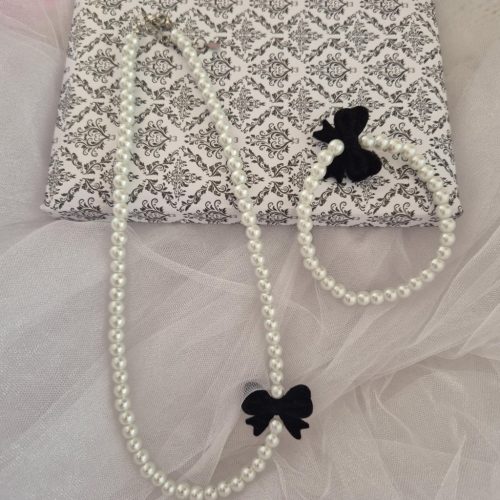 Fekete masnis fehér gyöngy nyaklánc-karkötő szett.