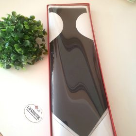 Fekete nyakkendő díszdobozban.