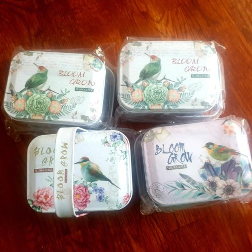 Madárkás fém dobozka füllel.