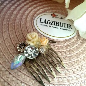   Rózsás, gyöngyös fém hajbetűző, hajfésű, hajbavaló.