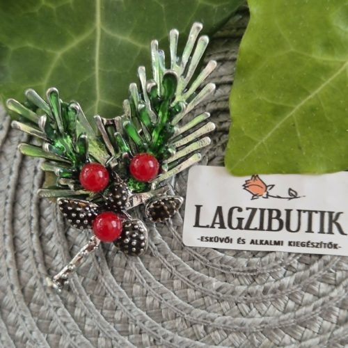 Fenyőág bogyókkal bross.