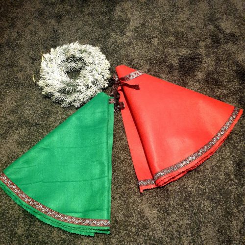 Fenyőfatalp takaró, piros vagy zöld színben.