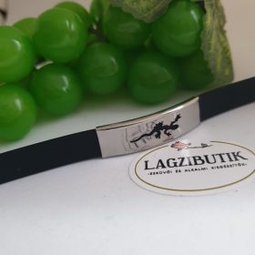   Férfi karkötő gumiból, rozsdamentes acél díszítéssel.