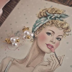 Fülbevaló, három gyönggyel.