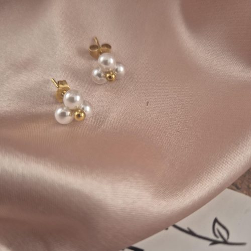 Fülbevaló, három gyönggyel.