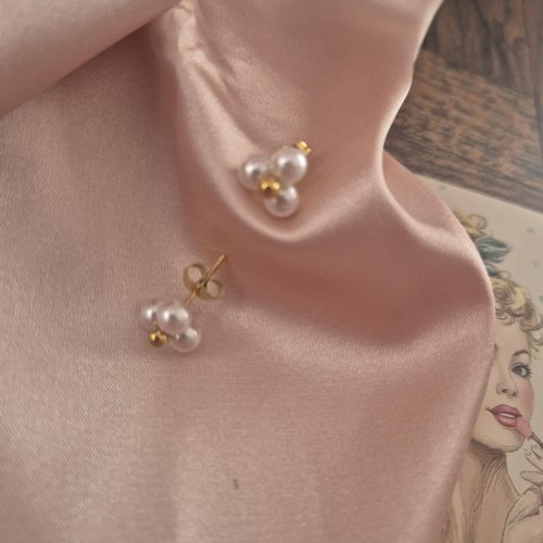 Fülbevaló, három gyönggyel.