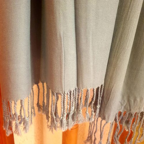 Galambszürke stóla, kendő, sál.