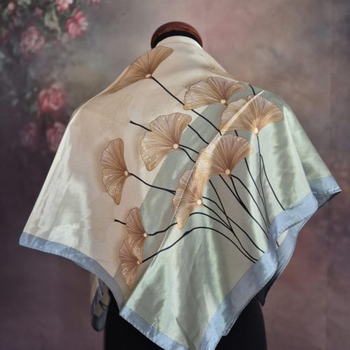 Bézs, gingko leveles kendő.