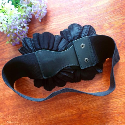 Fekete, gumis öv rózsákkal.