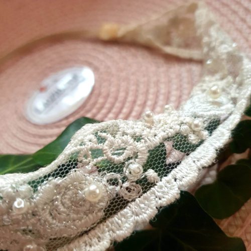 Krémszínű, gyöngyös csipke hajpánt.