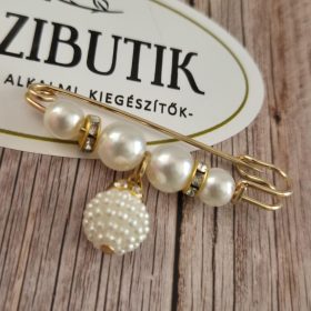 Gyöngyös sáltű lógós dísszel.