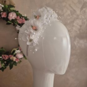 Gyöngyös-virágos hajpánt.