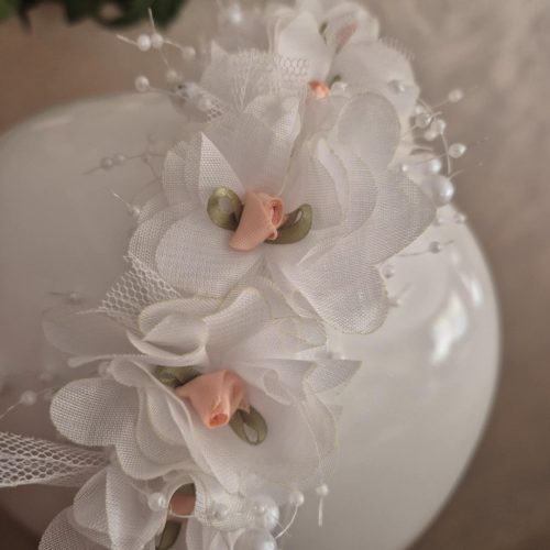 Gyöngyös-virágos hajpánt.