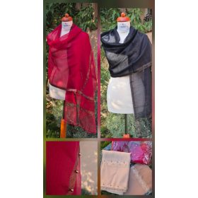 Gyöngyös, bordűrös vékony stóla.