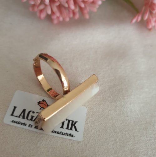 Gyűrű, divatgyűrű fehér téglalap kővel.