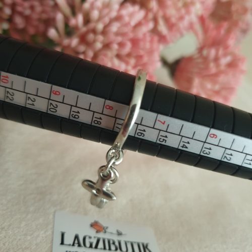 Divatgyűrű, lógós díszekkel.