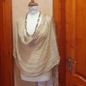 Bézs-mocha mousse színű rojtos stóla gyűrt anyagból.