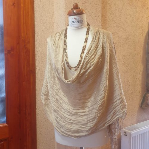 Bézs-mocha mousse színű rojtos stóla gyűrt anyagból.