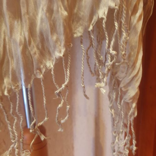 Bézs-mocha mousse színű rojtos stóla gyűrt anyagból.