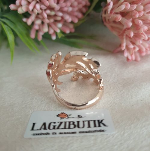Gyűrű, nagy levelekkel, arany színben.