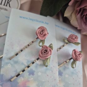 Kis hajcsat-pár rózsával.