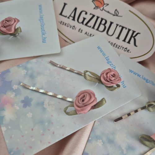 Kis hajcsat-pár rózsával.