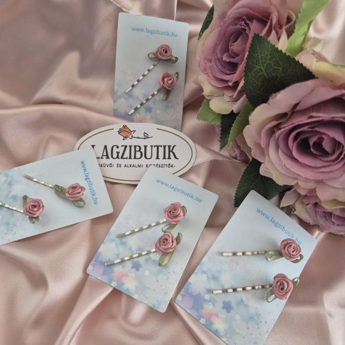 Kis hajcsat-pár rózsával.