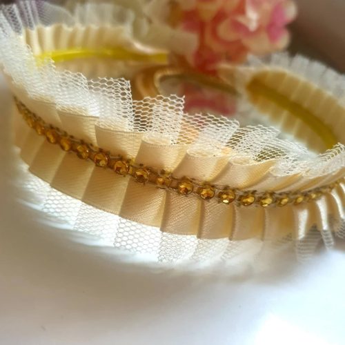 Bézs, szatén, fodros hajpánt kövekkel.