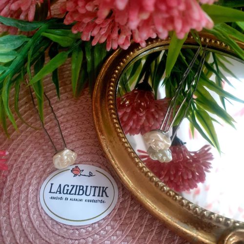 Hajtű-szett, krémszínű kis rózsa.