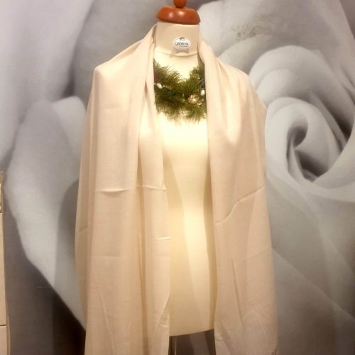 Krémszínű, vékony stóla, kendő.